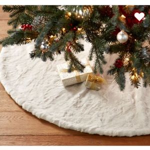 NWT PB Faux Fur Alpaca Tree Skirt